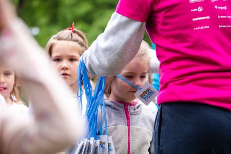 Vsak otrok je po teku prejel medaljo